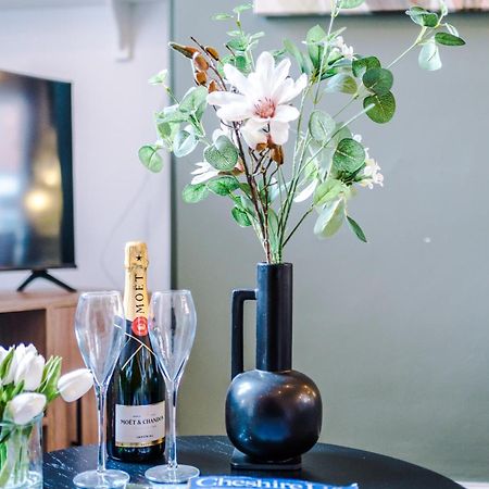 New! Stunning 2-Bed City-Centre Home In Chester By 53 Degrees Property - Ideal For Couples & Groups - Sleeps 6! Bagian luar foto