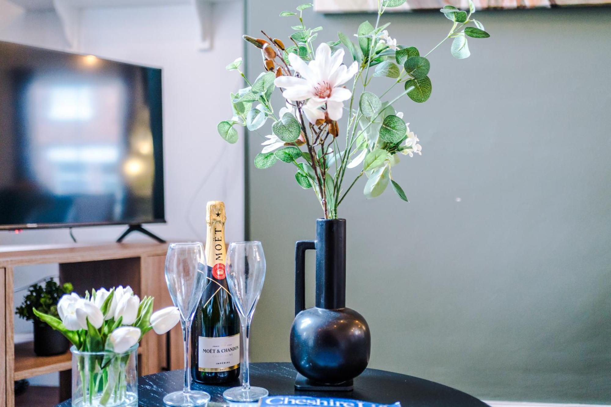 New! Stunning 2-Bed City-Centre Home In Chester By 53 Degrees Property - Ideal For Couples & Groups - Sleeps 6! Bagian luar foto