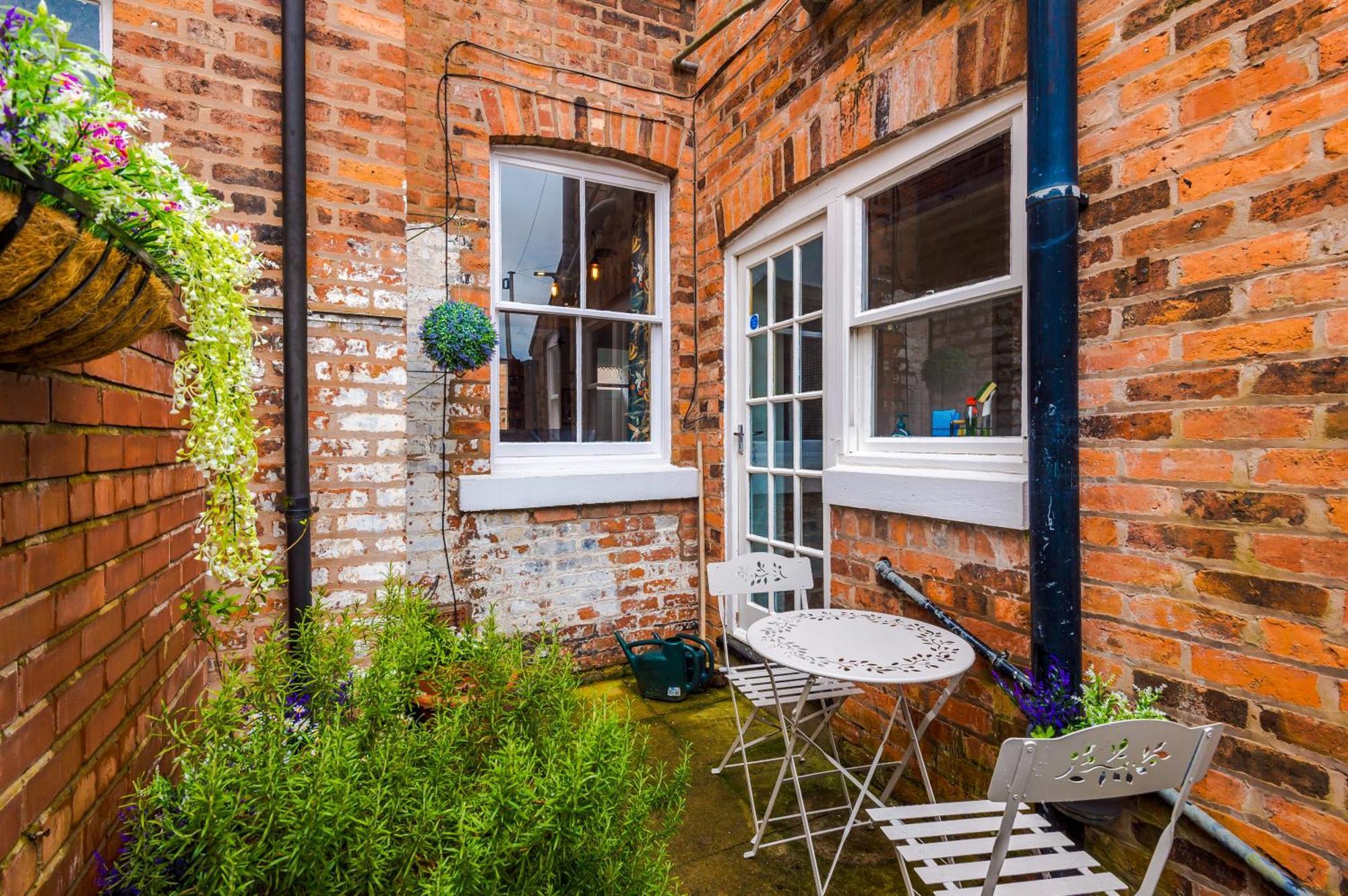 New! Stunning 2-Bed City-Centre Home In Chester By 53 Degrees Property - Ideal For Couples & Groups - Sleeps 6! Bagian luar foto